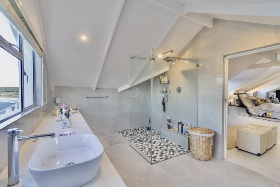 4 Bedroom Property for Sale in Grotto Bay Western Cape